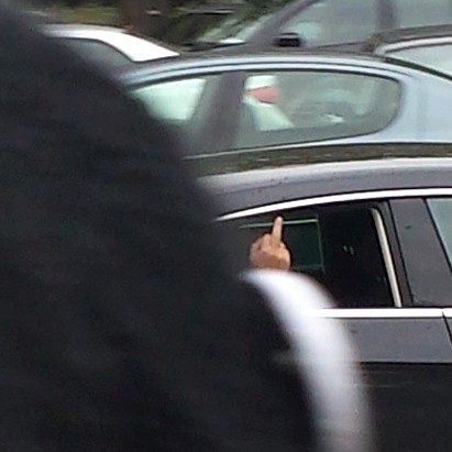 зам.-председателят на "Атака" Десислав Чуколов поздравява протестиращи граждани. Снимка - М. (divini)