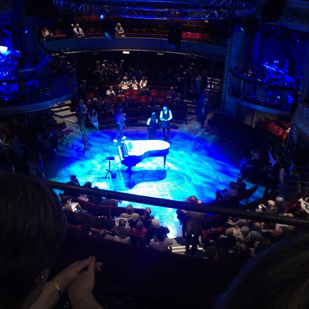 пианото излиза от пода, както и всичко останало на сцената